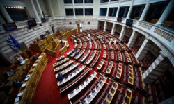 Με ευρεία πλειοψηφία εγκρίθηκε στη Βουλή η τροπολογία για μείωση του ΦΠΑ σε πέντε νησιά