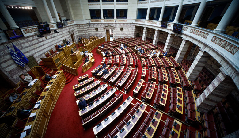 Με ευρεία πλειοψηφία εγκρίθηκε στη Βουλή η τροπολογία για μείωση του ΦΠΑ σε πέντε νησιά