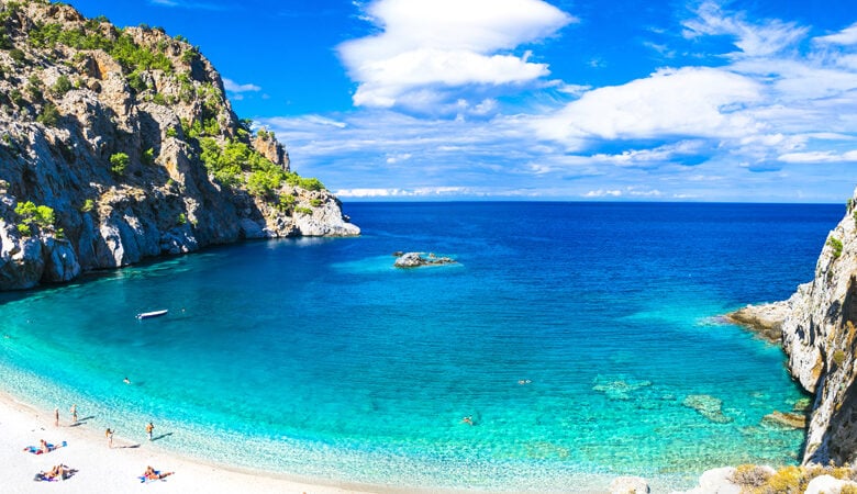 Ονειρεμένες διακοπές στο νησί με τις 100 παραλίες