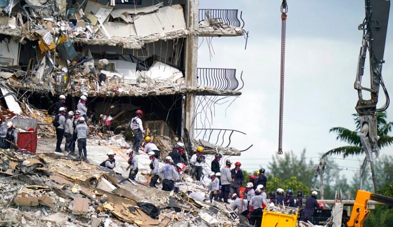 Δέκα νεκροί και 151 αγνοούμενοι από την κατάρρευση του κτιρίου στη Φλόριντα