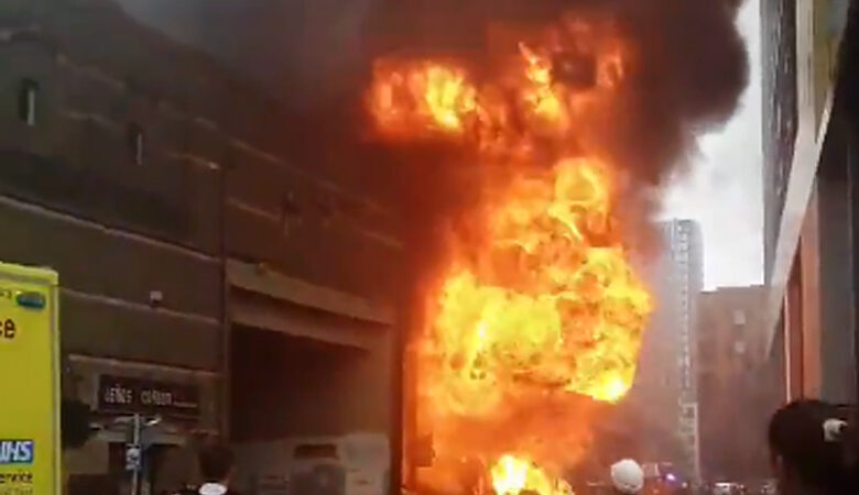 Ξέσπασε φωτιά κοντά σε σταθμό του μετρό στο Λονδίνο – Τρομάζει το βίντεο