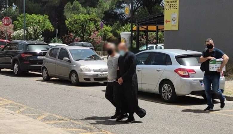 Αγρίνιο: Από πλαϊνή πόρτα στην ανακρίτρια ο ιερέας που κατηγορείται για βιασμό – Γιατί δεν απολογήθηκε