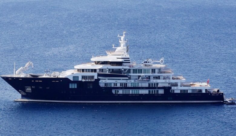 Bloomberg: Γέμισαν με superyachts πλουσίων οι ελληνικές θάλασσες