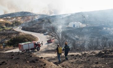 Συναγερμός στην Πάρο από τις συνεχείς αναζωπυρώσεις της πυρκαγιάς