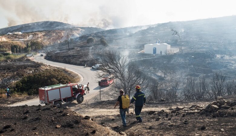Συναγερμός στην Πάρο από τις συνεχείς αναζωπυρώσεις της πυρκαγιάς