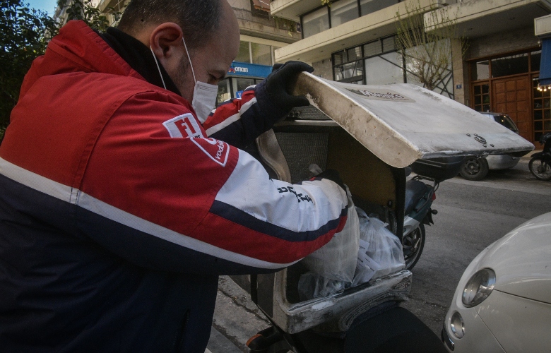 «Stop» στις διανομές τις ημέρες του καύσωνα ζητούν οι ντελιβεράδες