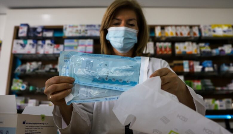 Σχολεία – Κορονοϊός: Από Τετάρτη στα φαρμακεία τα 4 δωρεάν self test για τους μαθητές