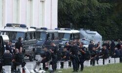 Αλβανία: Πυροβολισμοί με Καλάσνικοφ σε τηλεοπτικό σταθμό – Νεκρός ένας φρουρός