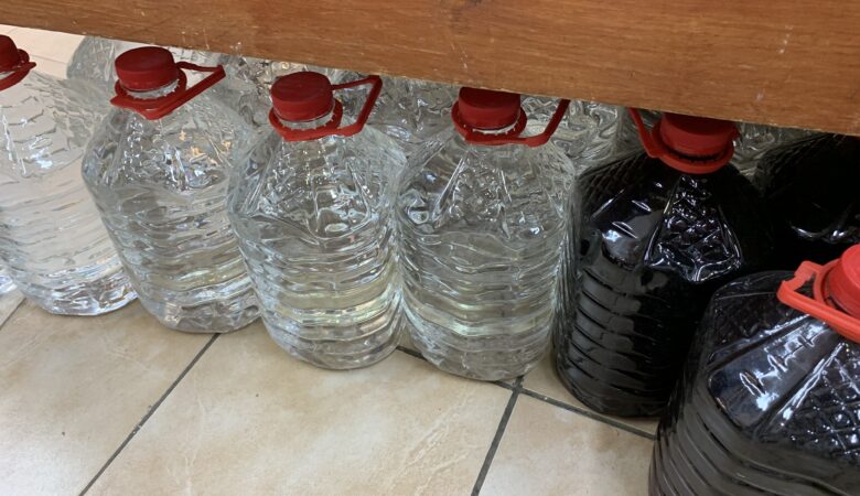 Επιχείρηση «Καθαρά Ποτά» από την ΑΑΔΕ: Κατασχέθηκαν 54 τόνοι νοθευμένων ποτών σε 48 ώρες