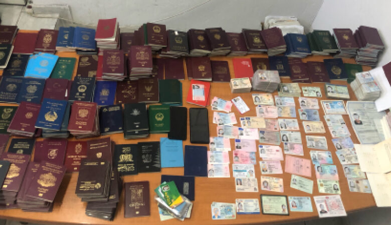 Τους «τσάκωσαν» με πάνω από 1.000 πλαστά διαβατήρια και ταυτότητες