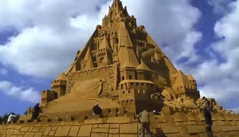 Αυτό είναι το ψηλότερο κάστρο από άμμο στον κόσμο – Πόσοι τόνοι χρειάστηκαν