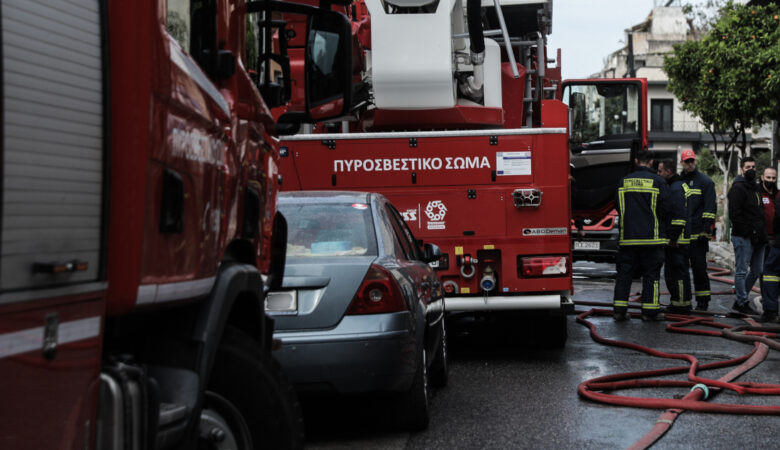 Φωτιά στην Πανόρμου – Επιχειρούν 6 πυροσβέστες με 2 οχήματα