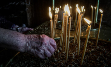 Λάρισα: Πιστή άναψε 58 κεριά και λίγο έλειψε να βάλει φωτιά σε παρεκκλήσι