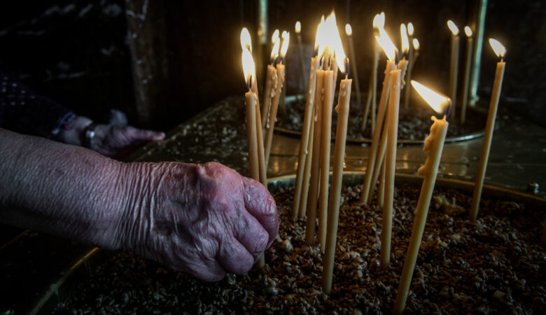 Λάρισα: Πιστή άναψε 58 κεριά και λίγο έλειψε να βάλει φωτιά σε παρεκκλήσι