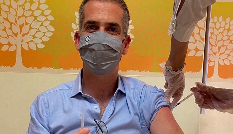 Ο Μπακογιάννης έκανε τη 2η δόση του εμβολίου με το… καπάκι της σύριγγας στο χέρι