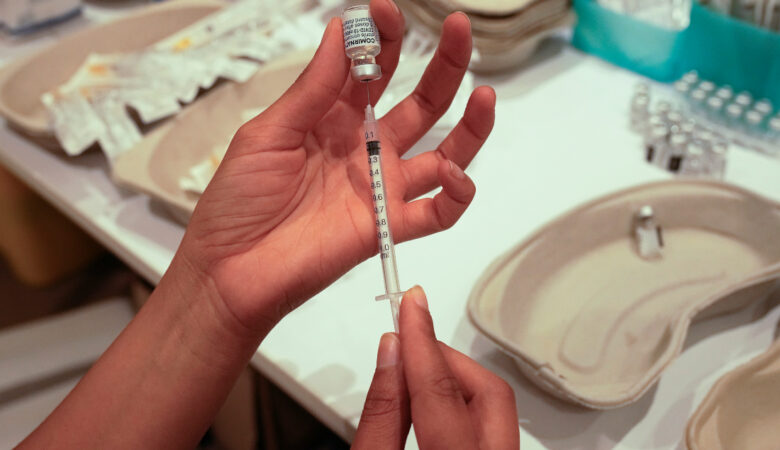 Εξαδάκτυλος: «Καμπανάκι» για τους εμβολιασμούς – Δε θα προλάβουμε να χτίσουμε τείχος ανοσίας στο 85%