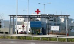Σοκ στο Αγρίνιο από τον θάνατο ενός δίχρονου παιδιού: Ο πατέρας δεν κατάλαβε ότι την ώρα που πήγε να βάλει το αγροτικό – επαγγελματικό του όχημα σε αποθήκη το κοριτσάκι ήταν πίσω του