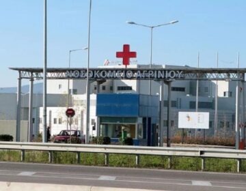 Σοκ στο Αγρίνιο από τον θάνατο ενός δίχρονου παιδιού: Ο πατέρας δεν κατάλαβε ότι όταν πήγε να βάλει το αγροτικό όχημα σε αποθήκη η μικρή ήταν πίσω του