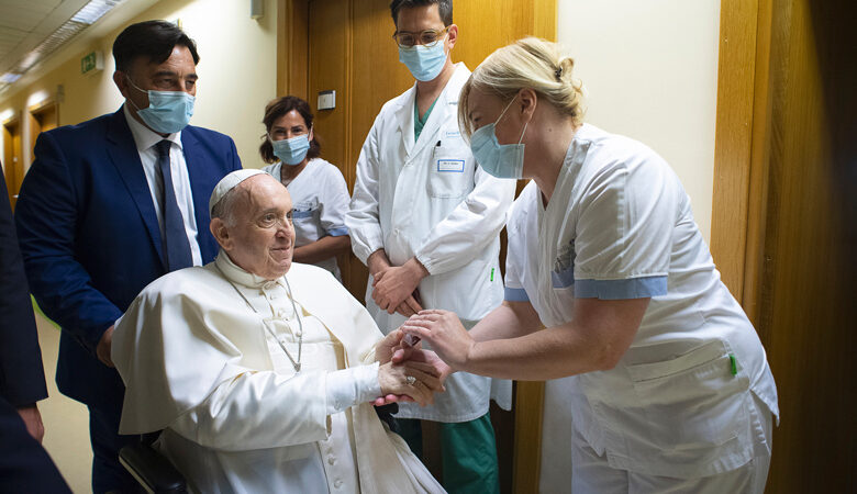 Εξιτήριο για τον πάπα Φραγκίσκο – Είχε υποβληθεί σε χειρουργική επέμβαση