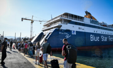 Ταξίδι με πλοίο: «Βουλιάζει» το λιμάνι του Πειραιά – Τεράστιες οι ουρές από ταξιδιώτες