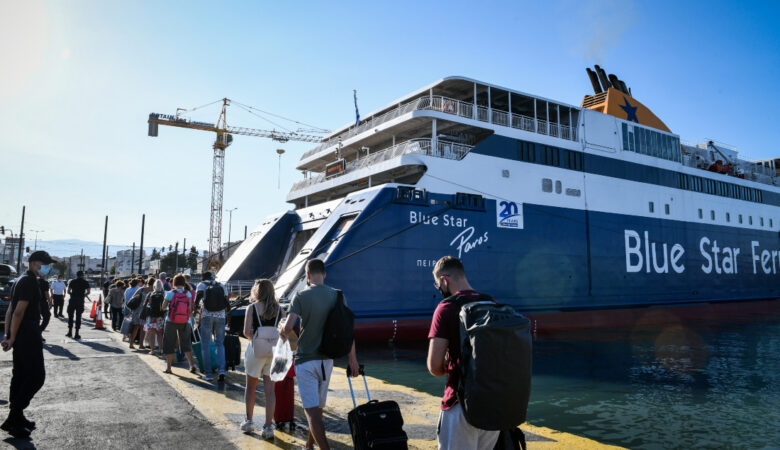 Ταξίδι με πλοίο: «Βουλιάζει» το λιμάνι του Πειραιά – Τεράστιες οι ουρές από ταξιδιώτες
