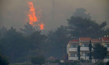 Μαίνεται σε δύσβατη περιοχή η πυρκαγιά στη Σάμο – Προληπτικές εκκενώσεις