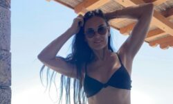Η Ντέμι Μουρ φωτογραφίζεται με μπικίνι στην Κρήτη και «ρίχνει» το Instagram