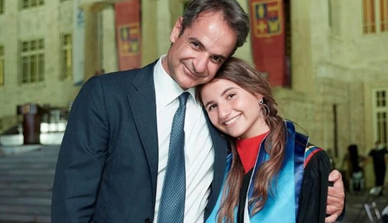 Μητσοτάκης: Η φωτογραφία με την κόρη του Δάφνη στην αποφοίτησή της