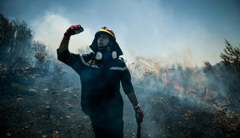 Φωτιά στη Φθιώτιδα: Μήνυμα από το 112 για εκκένωση του Θεολόγου – Κάηκαν σπίτια