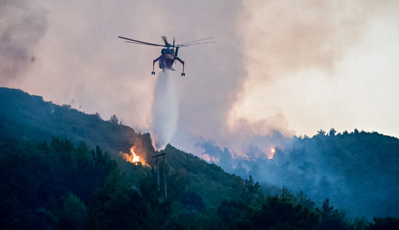 Φωτιά στην Κάρυστο: Ξεκίνησε η εκκένωση του χωριού Ποτάμι