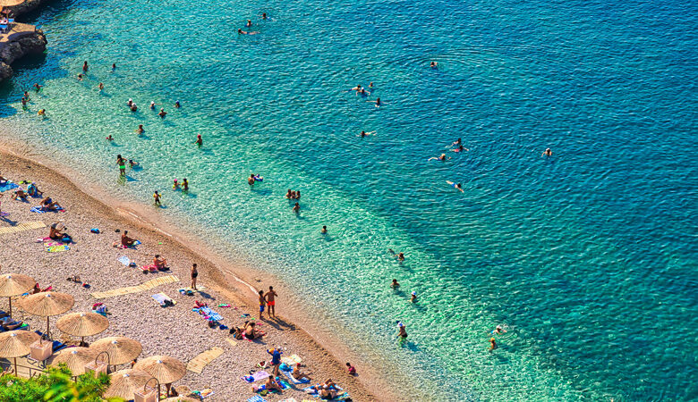 Μια… ανάσα από την Αθήνα 3 εντυπωσιακές παραλίες της Πελοποννήσου