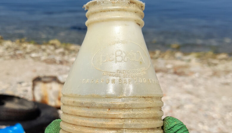 Θεσσαλονίκη: «Ξεβράστηκε» πλαστικό μπουκάλι γάλακτος της δεκαετίας του… 1980