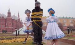 Pussy Riot: Με νέο τραγούδι ζητά να λογοδοτήσει ο Πούτιν για τα «εγκλήματα πολέμου» στην Ουκρανία