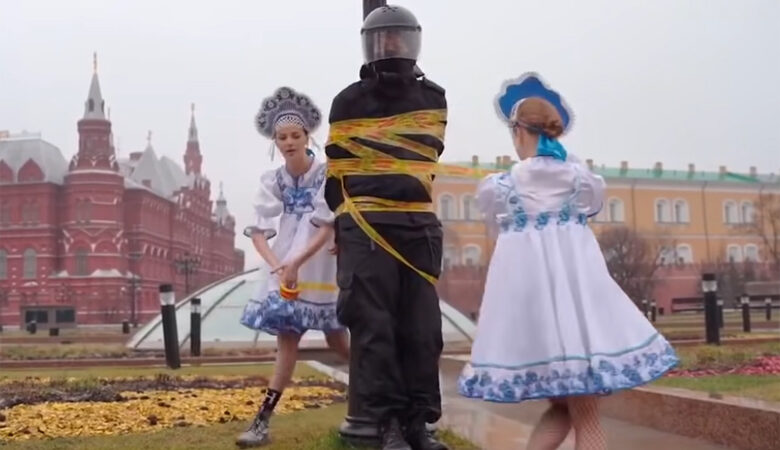 Pussy Riot: Με νέο τραγούδι ζητά να λογοδοτήσει ο Πούτιν για τα «εγκλήματα πολέμου» στην Ουκρανία