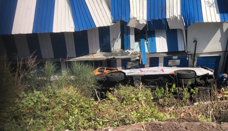 Τουριστικό λεωφορείο έπεσε σε γκρεμό στο Κάπρι της Ιταλίας