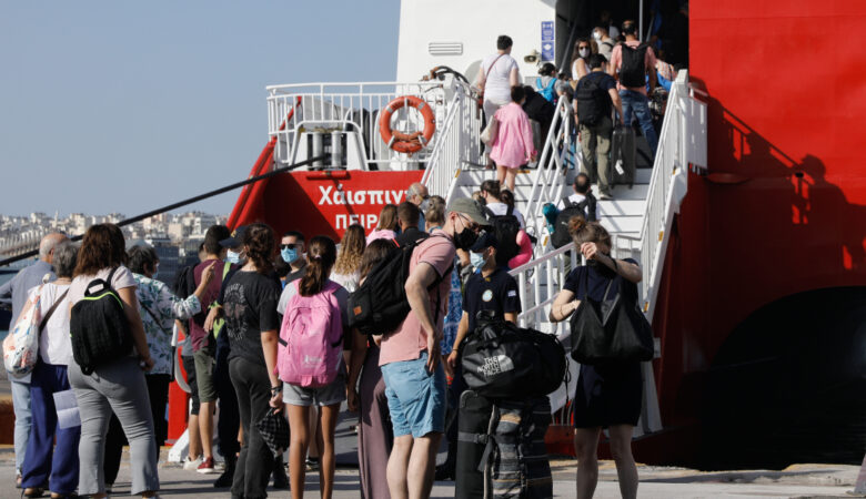 Ταξίδι με πλοίο: Στο «κόκκινο» το λιμάνι του Πειραιά – Ανάρπαστα τα εισιτήρια για Κυκλάδες
