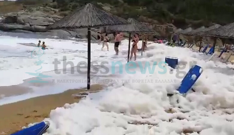 Παραλία στη Χαλκιδική γέμισε με «αφρούς» – Ειδικός εξηγεί το περίεργο φαινόμενο