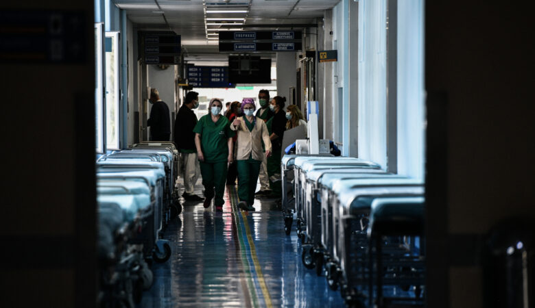 Κορονοϊός: Ποια θα είναι η κατάσταση στα νοσοκομεία και τις ΜΕΘ τον Οκτώβριο – Τι «βλέπει» ο Σαρηγιάννης