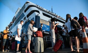 Κορονοϊός: «Μπλόκο» σε 5.300 ταξιδιώτες στα λιμάνια