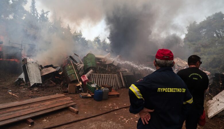 Μεγάλη φωτιά στη Σταμάτα Αττικής: Νέο μήνυμα του 112 στους κατοίκους – Μέσα στα σπίτια οι φλόγες