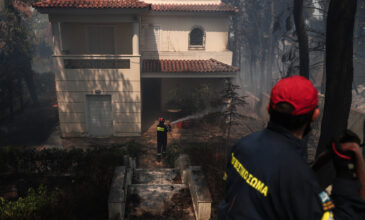 Μεγάλη φωτιά στη Σταμάτα: Σε ύφεση το πύρινο μέτωπο – Κάηκαν πάνω από 20 σπίτια