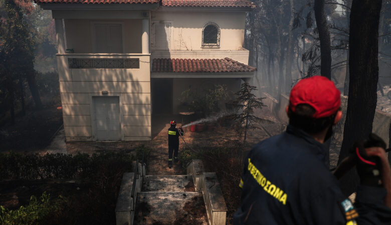Μεγάλη φωτιά στη Σταμάτα: Σε ύφεση το πύρινο μέτωπο – Κάηκαν πάνω από 20 σπίτια
