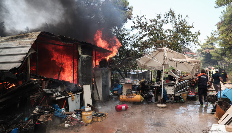 Εκτός ελέγχου η φωτιά σε Σταμάτα και Ροδόπολη – Δείτε εικόνες από το πύρινο μέτωπο