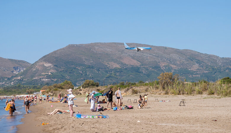 Ζάκυνθος: Η παραλία που τα αεροπλάνα πετούν λίγα μέτρα πάνω από το κεφάλι σου