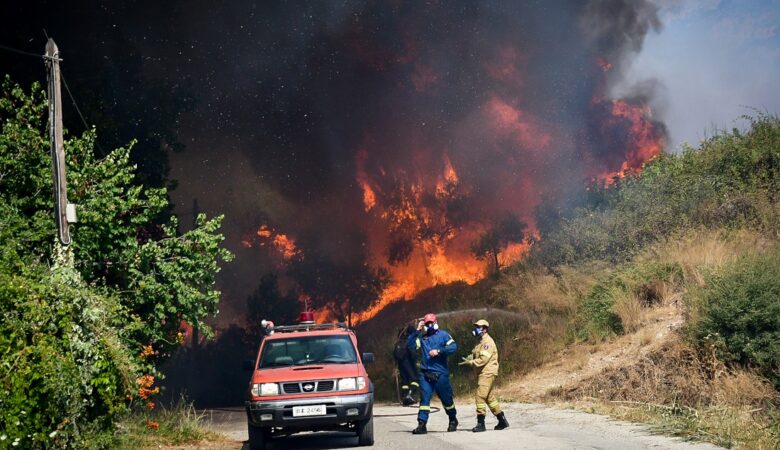 Μεγάλη φωτιά στην Πάτρα: Ανεξέλεγκτο το πύρινο μέτωπο – Καίγονται σπίτια