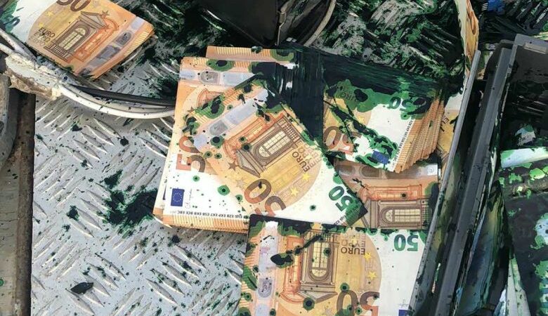 Ανατίναξαν ΑΤΜ στη Μεσσηνία αλλά τα ευρώ έγιναν… πράσινα σαν δολάρια – Δείτε τα