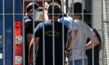 Πέτρος Φιλιππίδης: Πέρασε τις πόρτες των φυλακών Τριπόλεως – Δείτε εικόνες