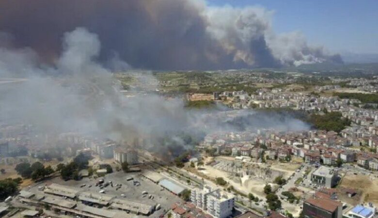 Δασική πυρκαγιά απειλεί κατοικημένες περιοχές στη νότια Τουρκία