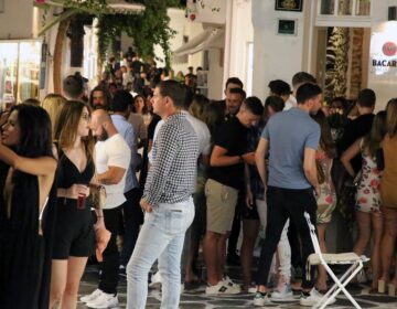 Θεοχάρης: Η Ελλάδα κερδίζει το στοίχημα – Πάνω από 6 εκατ. τουρίστες μέχρι στιγμής