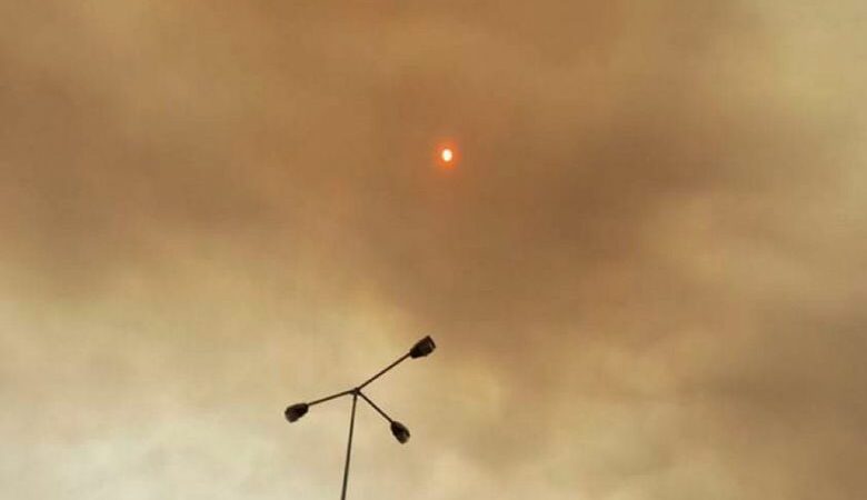 «Βρέχει» στάχτες στη Ρόδο από τη φωτιά στο Μαρμαρίς της Τουρκίας